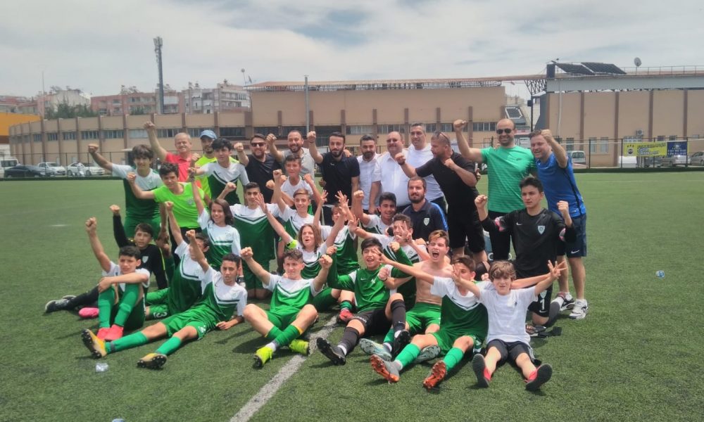 Manisa Büyükşehir Belediyespor U-14 takımının şampiyonluk sevinci