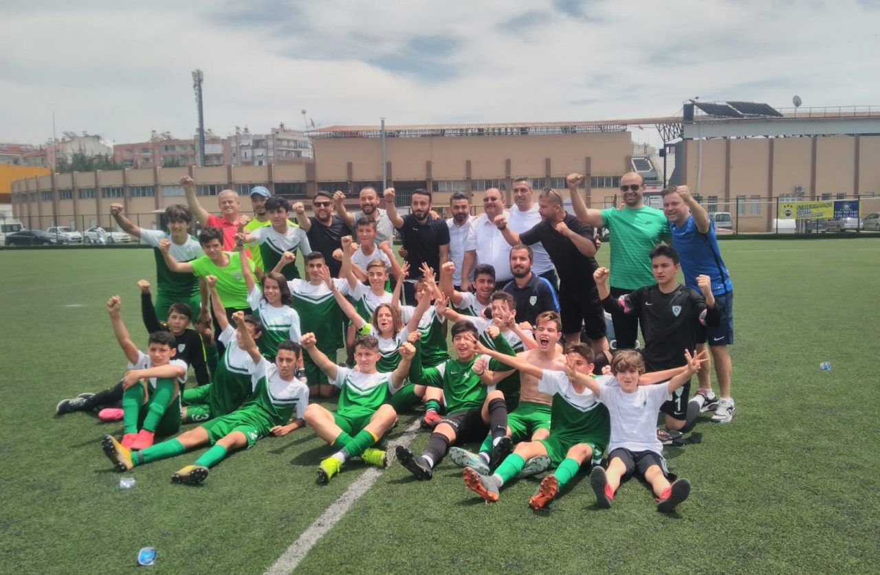 Manisa Büyükşehir Belediyespor U-14 takımının şampiyonluk sevinci