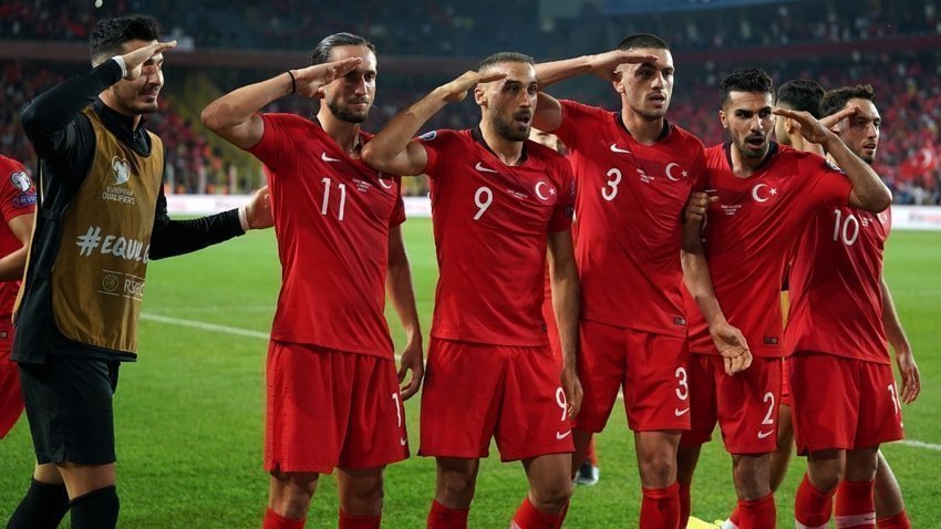 Türkiye - Arnavutluk maçında asker selamı
