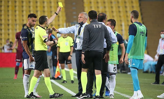 Emre Belözoğlu yedek kulübesinde kırmızı kart gördü