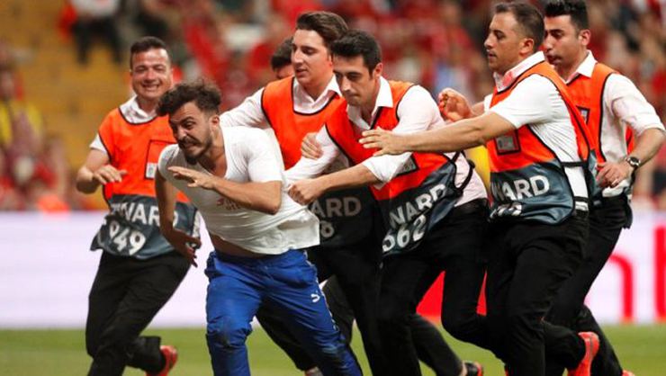 Sahaya atlayan Youtuber hakkında hapis istemi