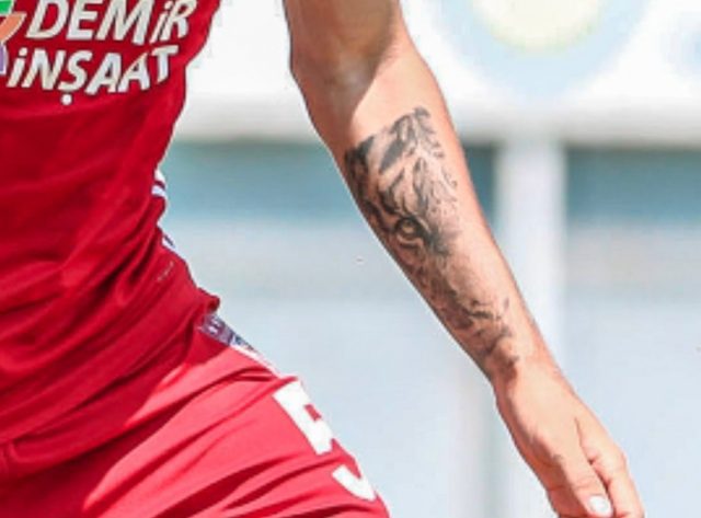 Emre Kılın&ccedil; aslan d&ouml;vmesi 640x473 - Emre Kılın&ccedil; koluna aslan d&ouml;vmesi yaptırdı