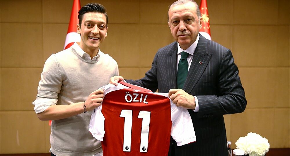 Alman Futbol Federasyonu Mesut Özil'den özür diledi