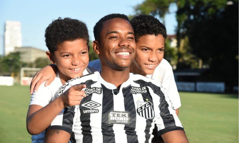 Robinho'nun sözleşmesi askıya alındı