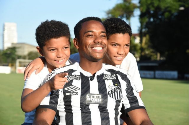 Robinho'nun sözleşmesi askıya alındı
