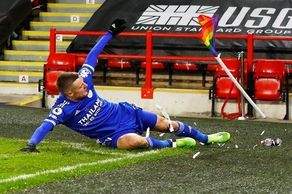 Jamie Vary, LGBT bayrağını kırdı - Diyagonal