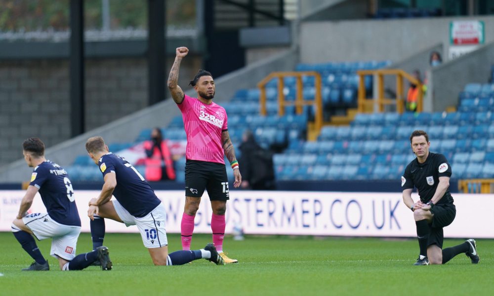 Milwall - Derby County maçında ırkçılık protestosuna tepki