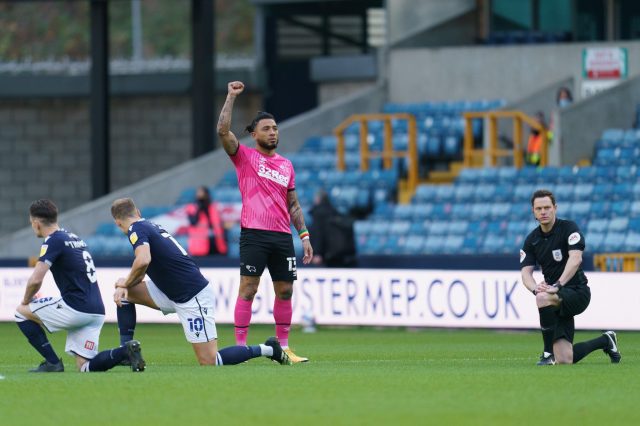 Milwall - Derby County maçında ırkçılık protestosuna tepki