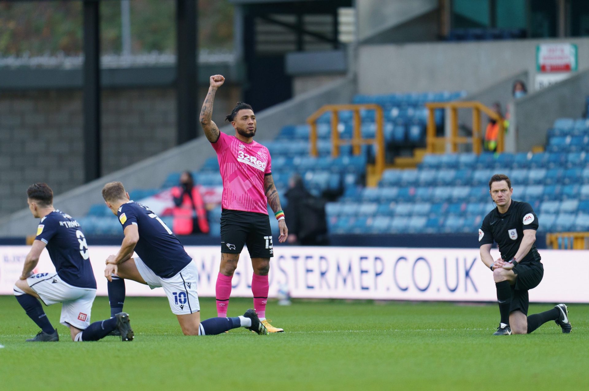 Milwall - Derby County maçında ırkçılık protestosuna tepki