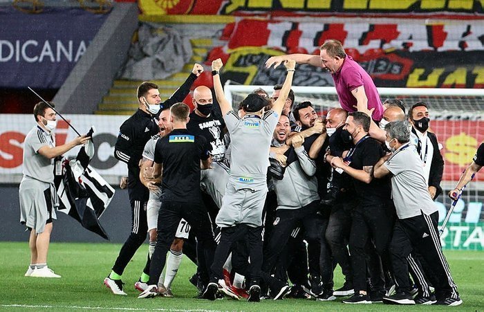 0x0-son-dakika-super-ligin-sampiyonu-besiktas-sergen-yalcin-muhtesem-mac-sonunda-tarihe-gecti-1621107780203