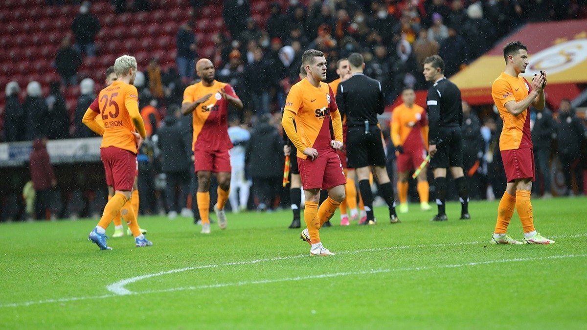 Galatasaray'da 6 futbolcuyla yollar ayrılıyor