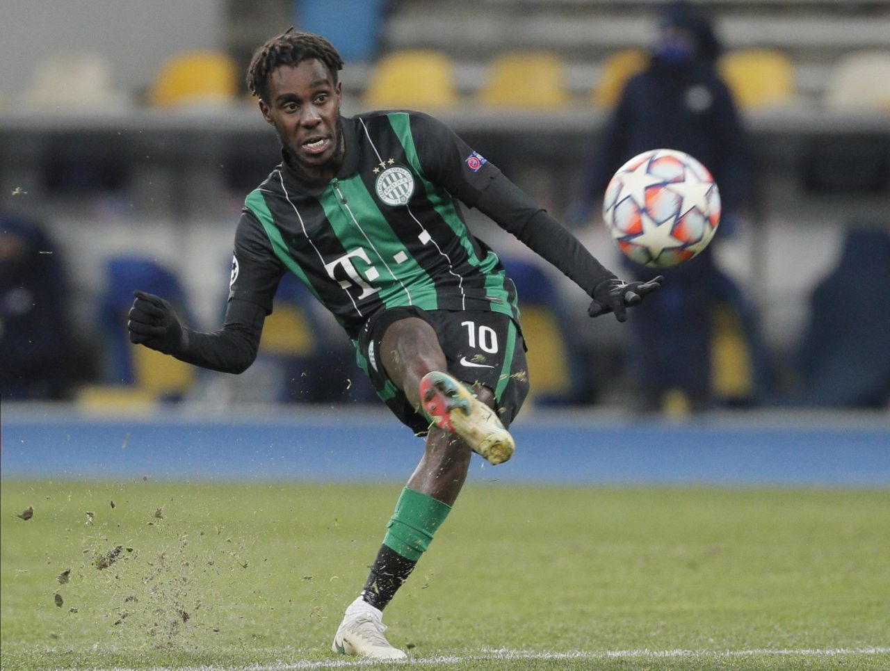 Tokmac Nguen takımında kaldı