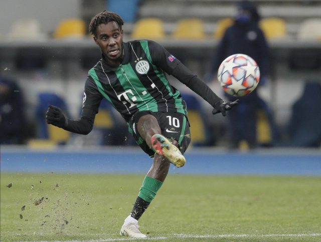 Tokmac Nguen takımında kaldı