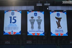 Anadolu Efes'in EuroLeague Şampiyonluk Bayrağı Asıldı