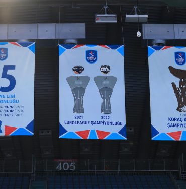 Anadolu Efes'in EuroLeague Şampiyonluk Bayrağı Asıldı