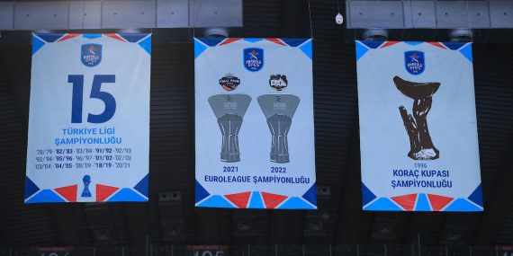 Anadolu Efes’in şampiyonluk bayrağı Sinan Erdem Spor Salonu’na asıldı