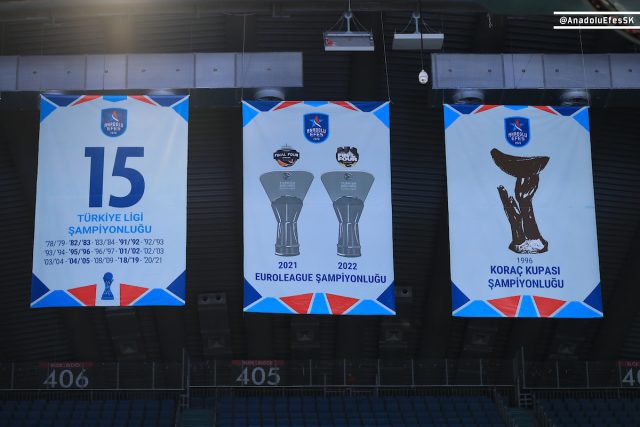 Anadolu Efes'in EuroLeague Şampiyonluk Bayrağı Asıldı