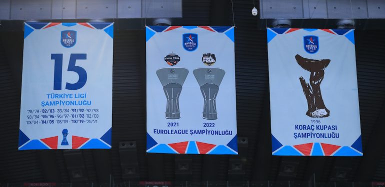 Anadolu Efes'in EuroLeague Şampiyonluk Bayrağı Asıldı