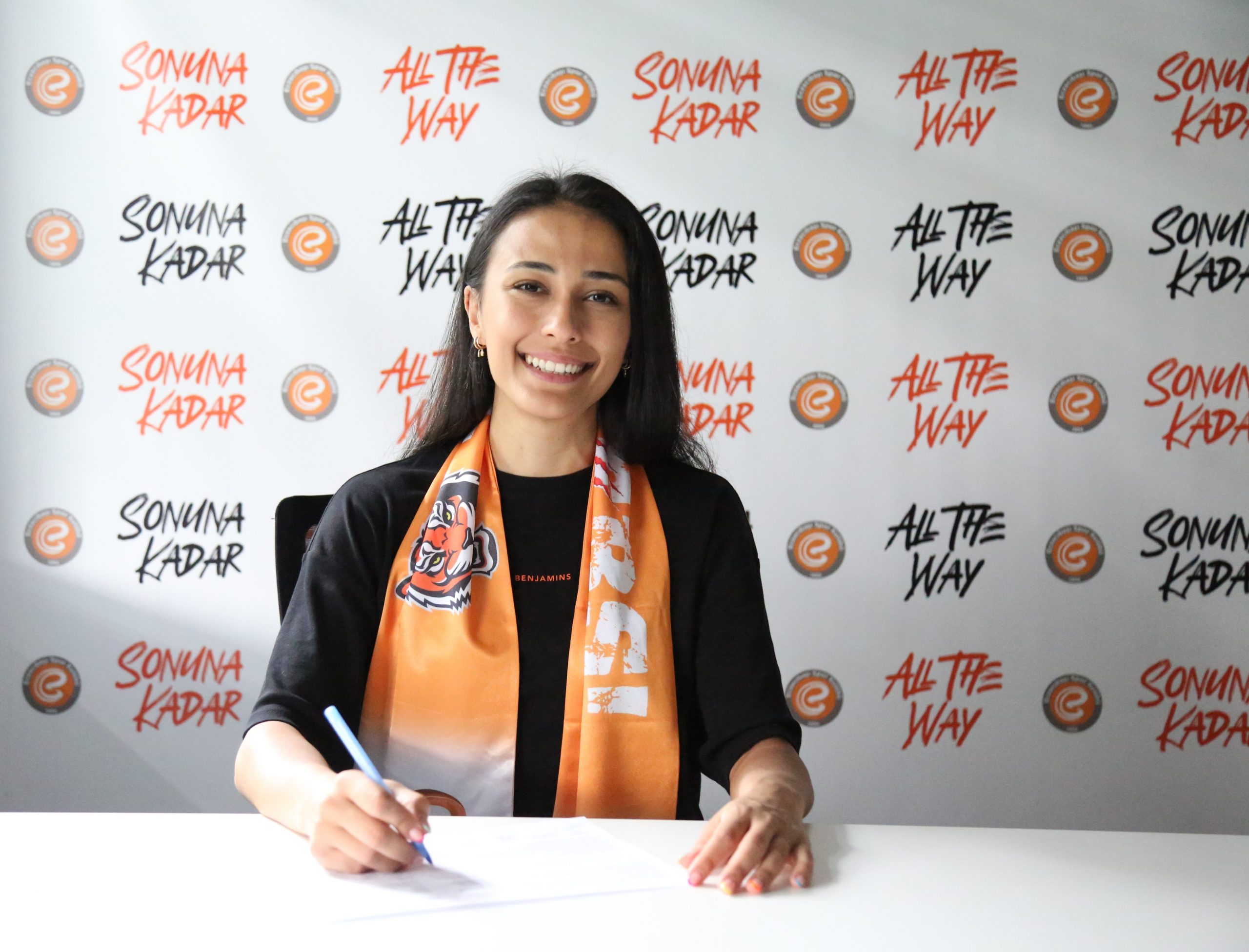 Simge Aköz sözleşme yeniledi