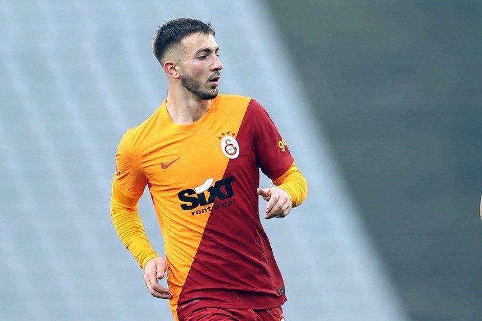 Okan Buruk Galatasaray'dan ayrılması beklenen futbolcunun takımda tutulmasını istedi d4de5b18359b46449bd11ab3c586a686 - Okan Buruk Galatasaray'dan ayrılması beklenen futbolcunun takımda tutulmasını istedi