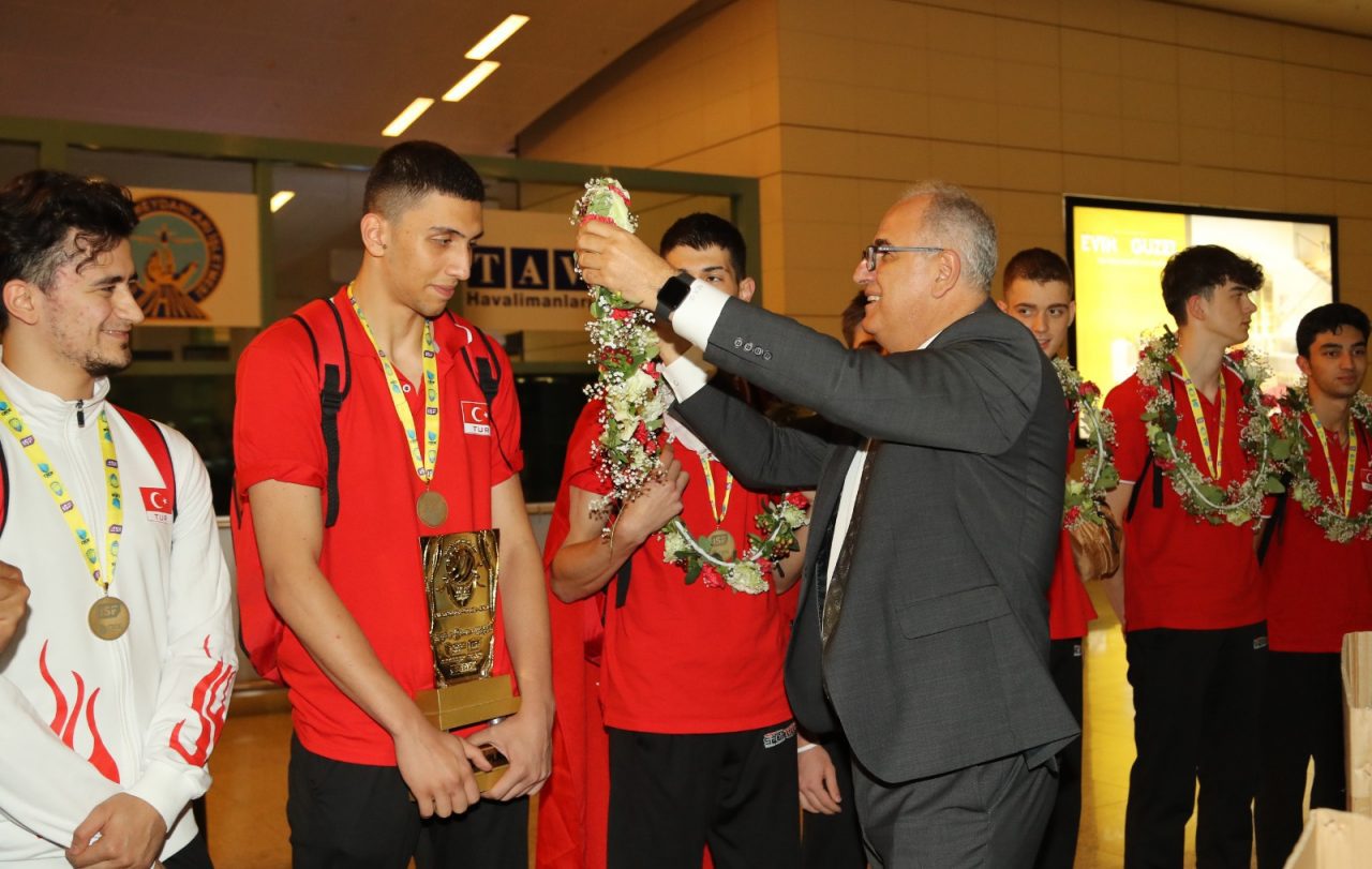 Dünya Şampiyonu TVF Spor Lisesi’ne Coşkulu Karşılama