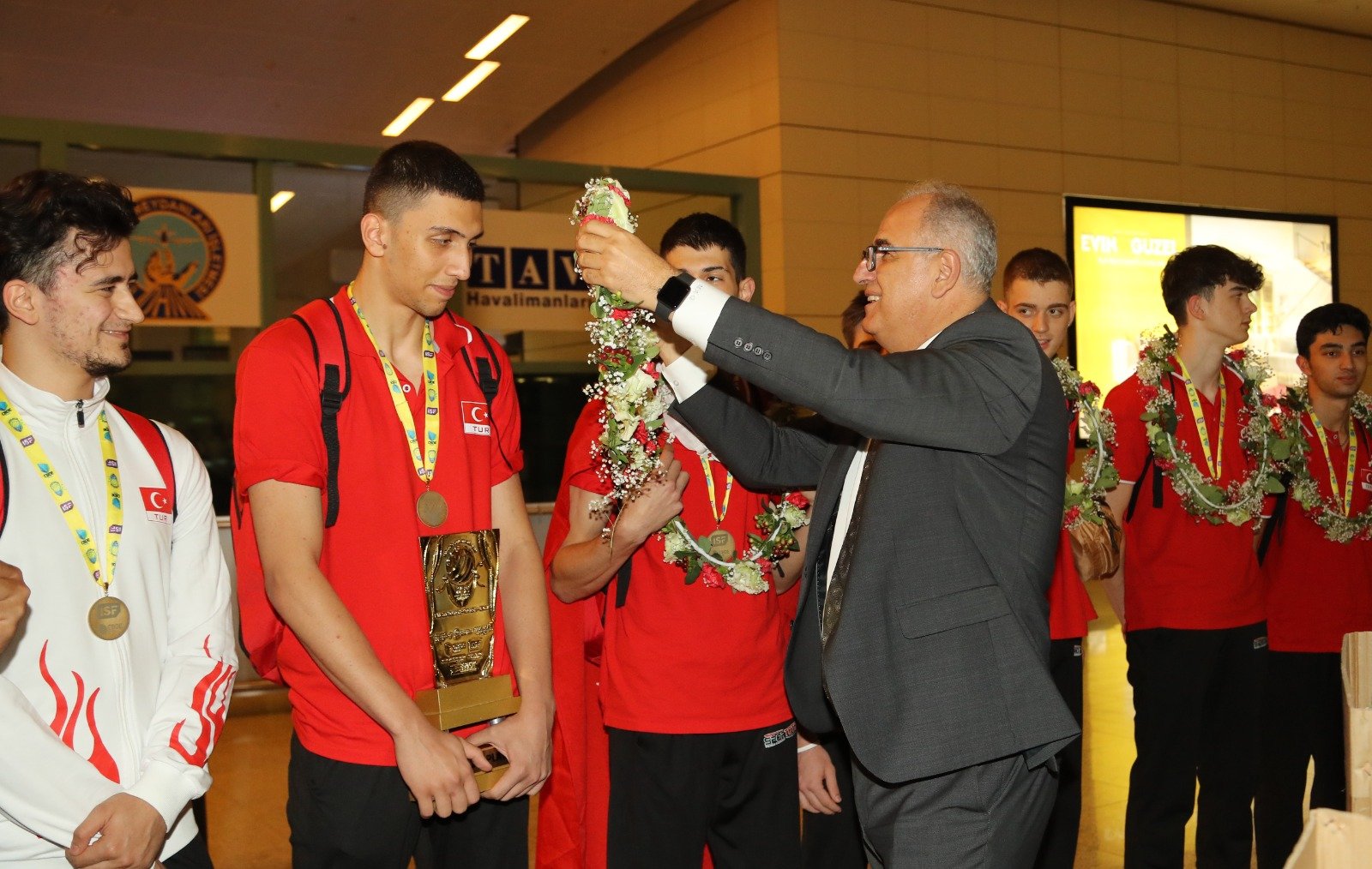 Dünya Şampiyonu TVF Spor Lisesi’ne Coşkulu Karşılama