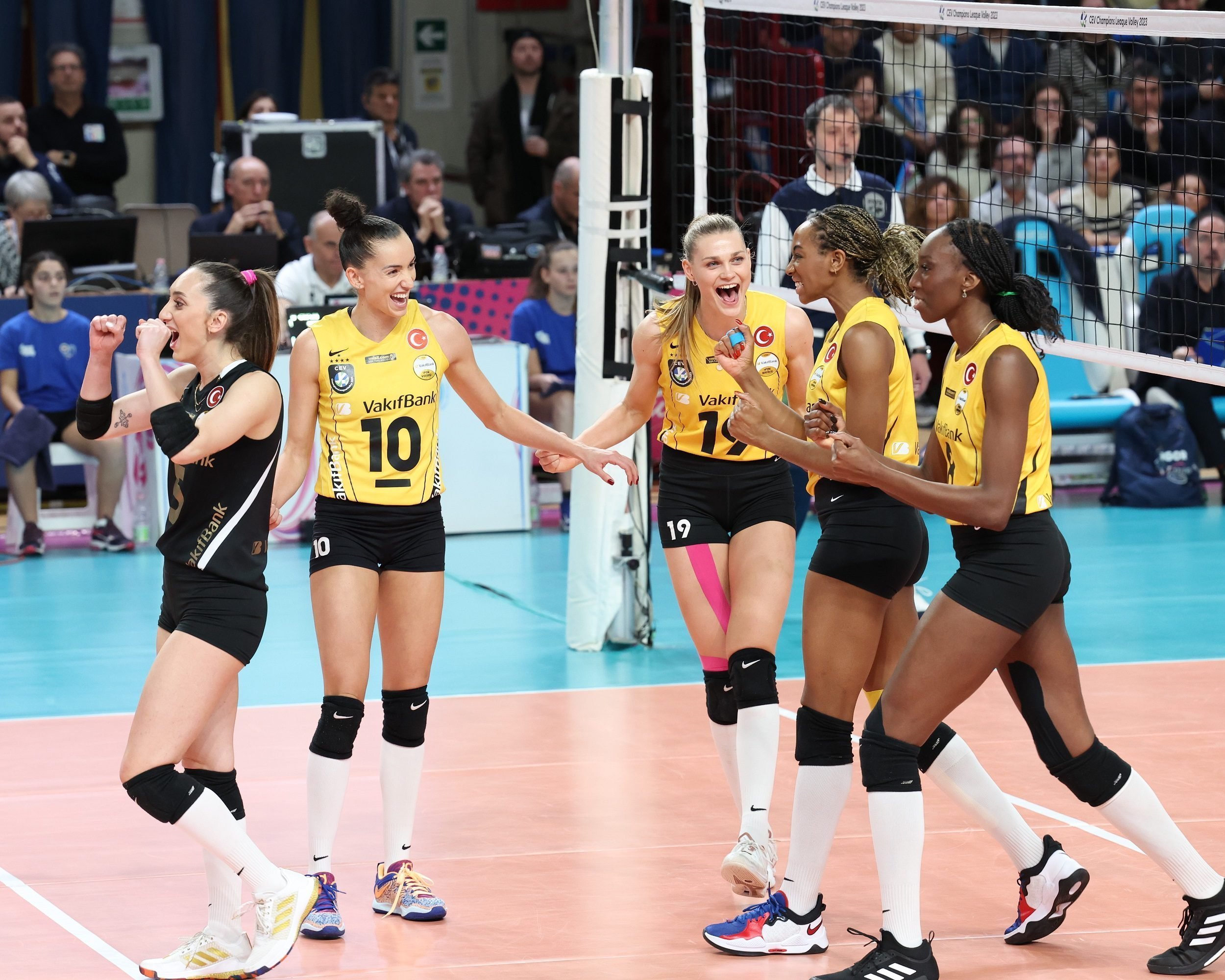 VakıfBank, CEV Şampiyonlar Ligi'nde yoluna kayıpsız devam ediyor (2)