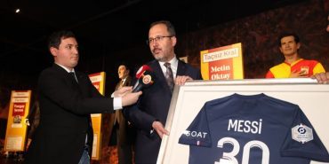 Bakan Kasapoğlu'ndan Lionel Messi forması