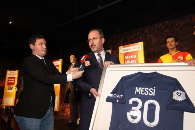 Bakan Kasapoğlu'ndan Lionel Messi forması