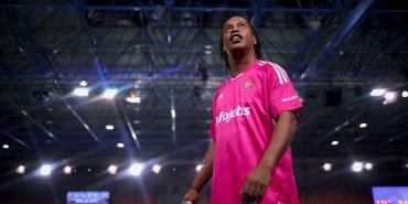 Ronaldinho futbola geri döndü