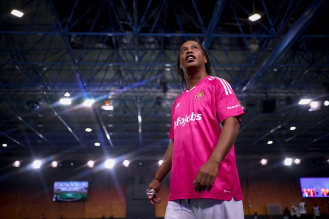 Ronaldinho futbola geri döndü