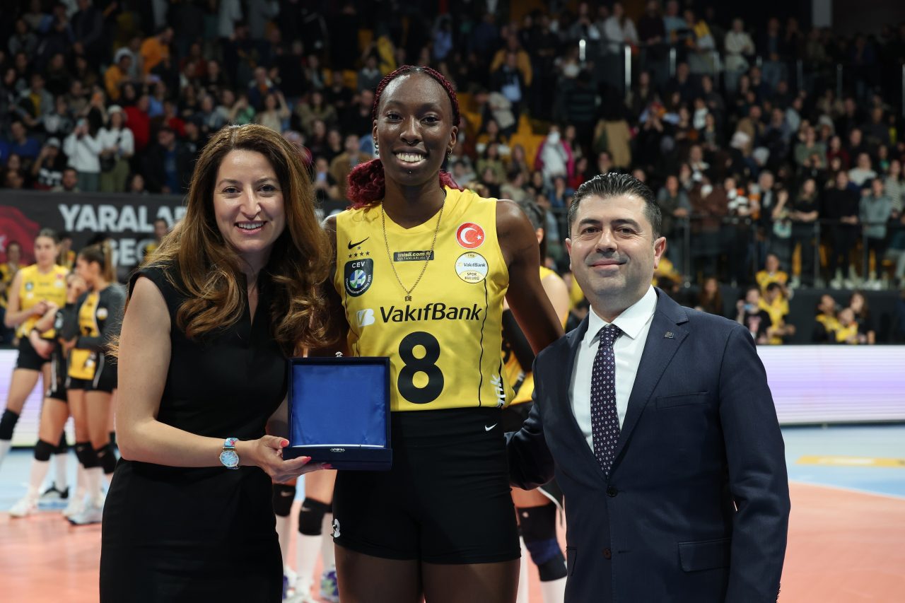 Egonu maçın oyuncusu seçildi Egonu maçın oyuncusu seçildi