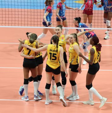 VakıfBank çeyrek finalde avantajı aldı