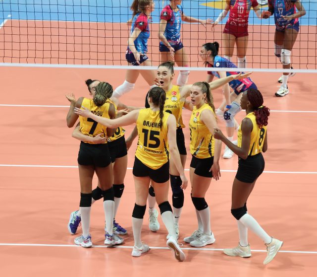 VakıfBank çeyrek finalde avantajı aldı