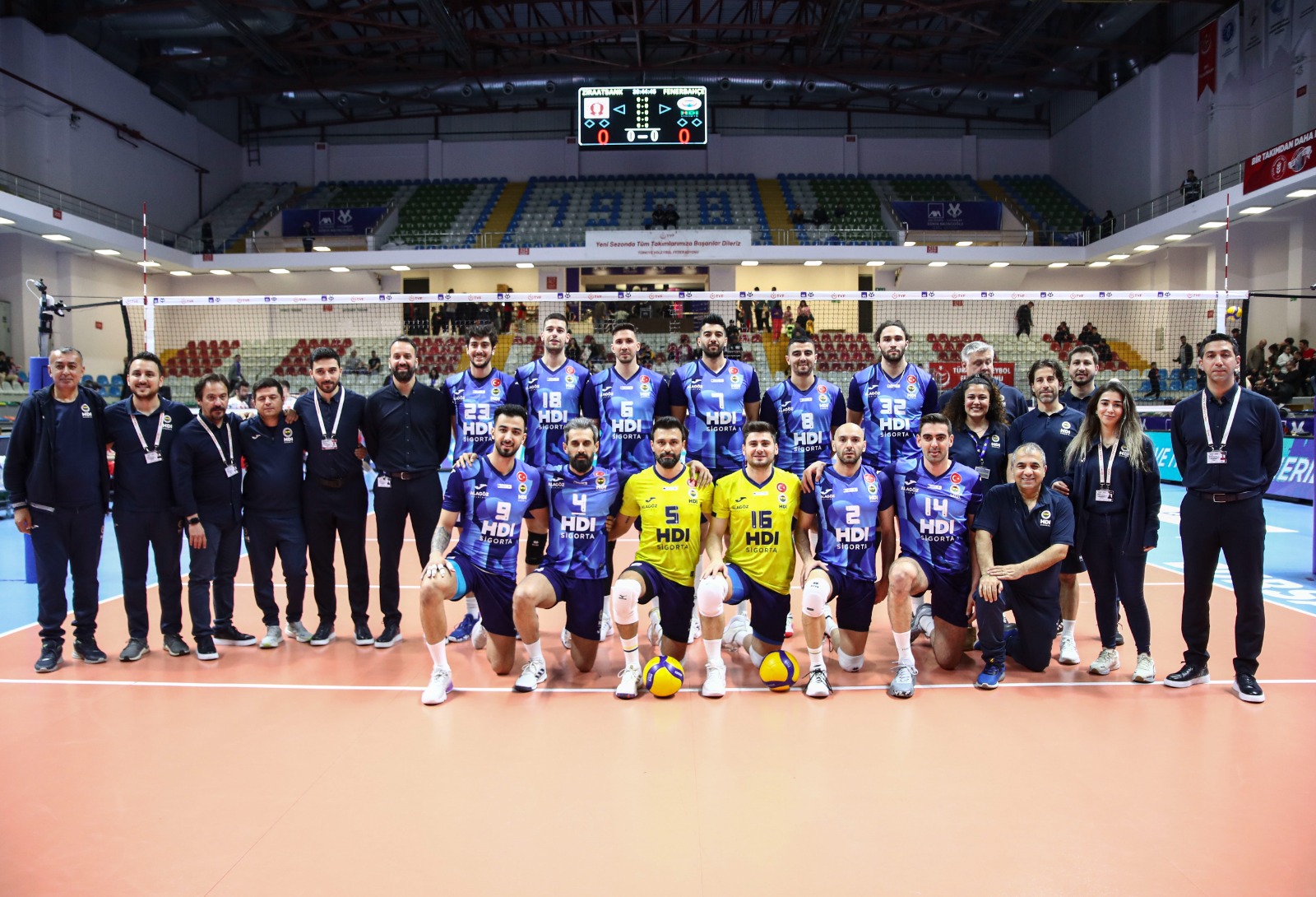 2023 Erkekler AXA Sigorta Kupa Voley Dünya Baltacıoğlu Özel Sezonu’nda finalin adı Halkbank-Fenerbahçe HDI Sigorta oldu.