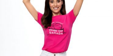 Türkiye’de meme kanserinde erken tanı farkındalığının sembolü haline gelen Pembe Top, 10’uncu kez sahaya inmeye hazırlanıyor. Anadolu Sağlık Merkezi ve Anadolu Efes Spor Kulübü iş birliğiyle gerçekleştirilen Pembe Top Sahada projesinin bu yılki gönüllü destekçisi başarılı oyuncu Cansu Dere oldu.