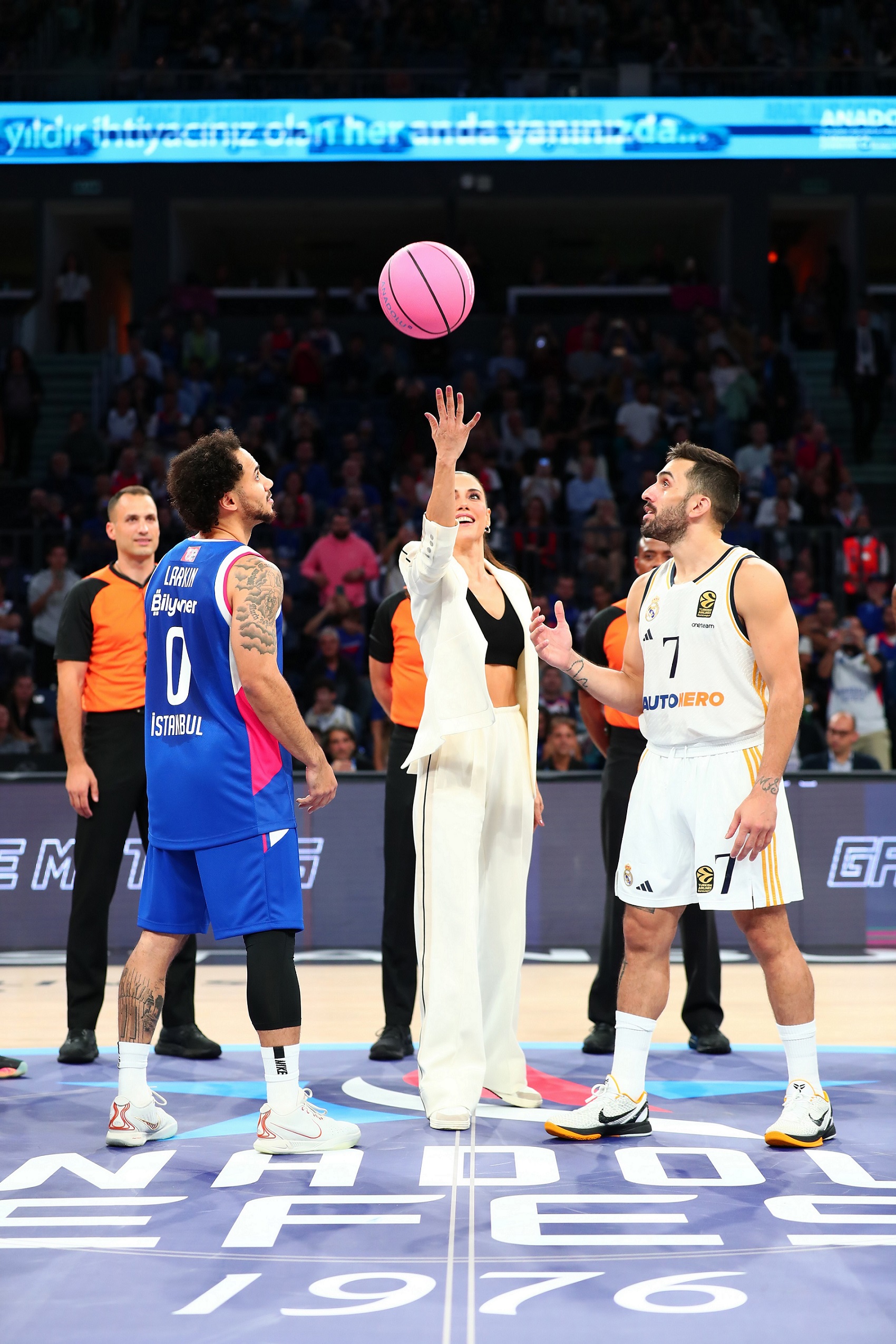 Pembe Top 10'uncu yılında Cansu Dere'nin elinden havalandı