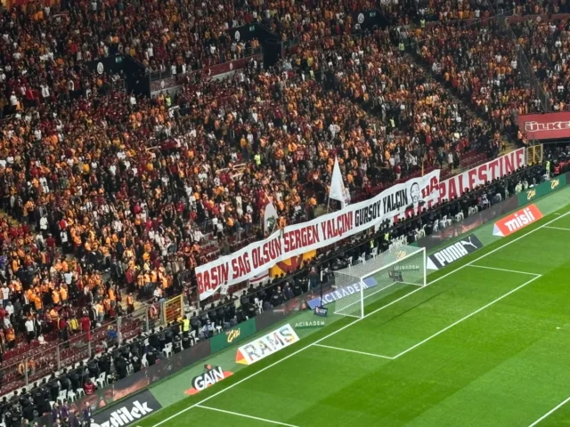 Sergen Yalçın'a destek pankartı