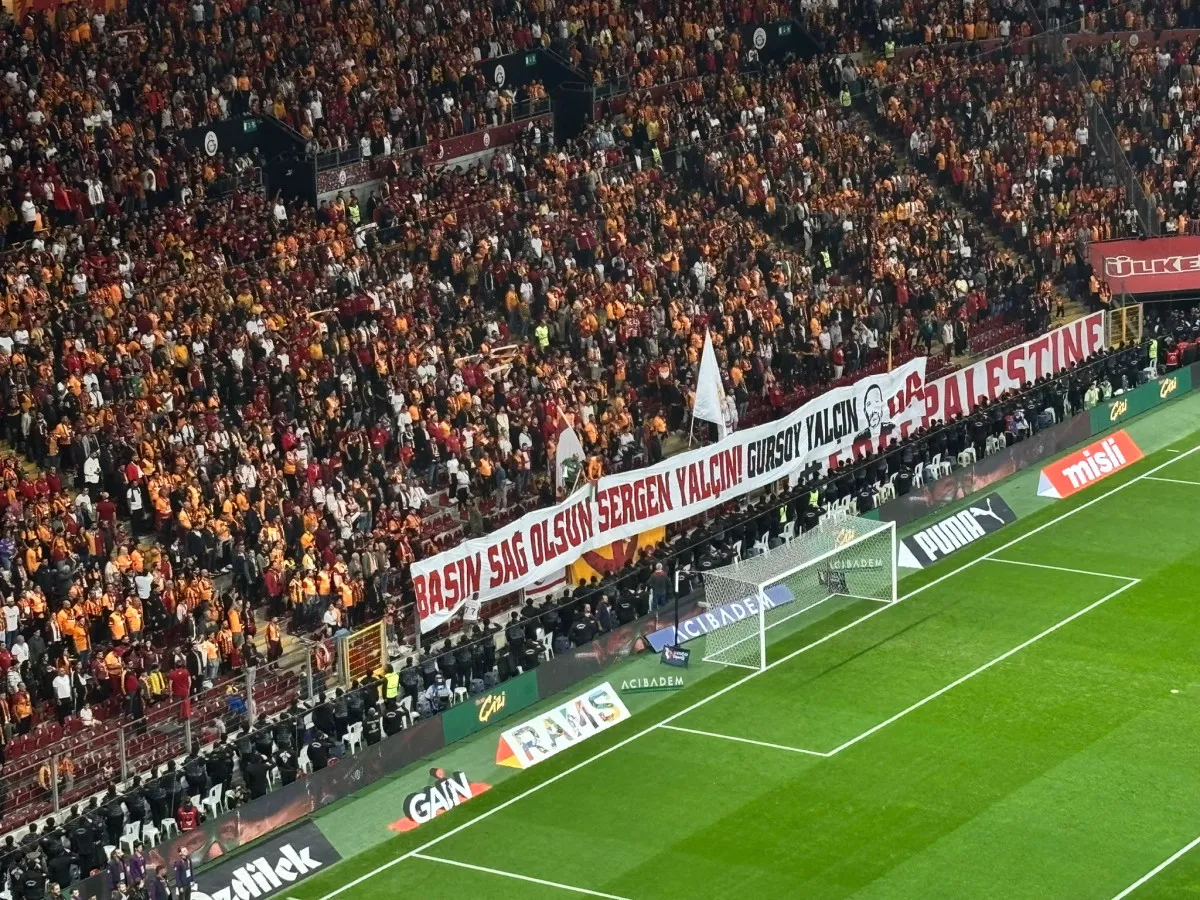 Sergen Yalçın'a destek pankartı