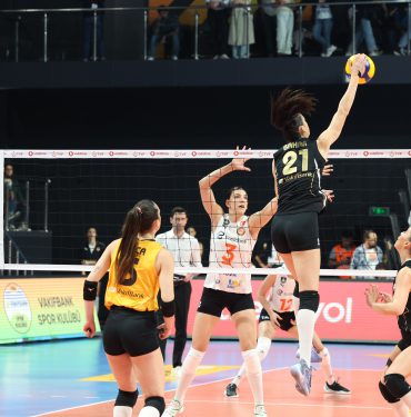 VakıfBank, derbide zaferi 3-0 ile aldı (1)