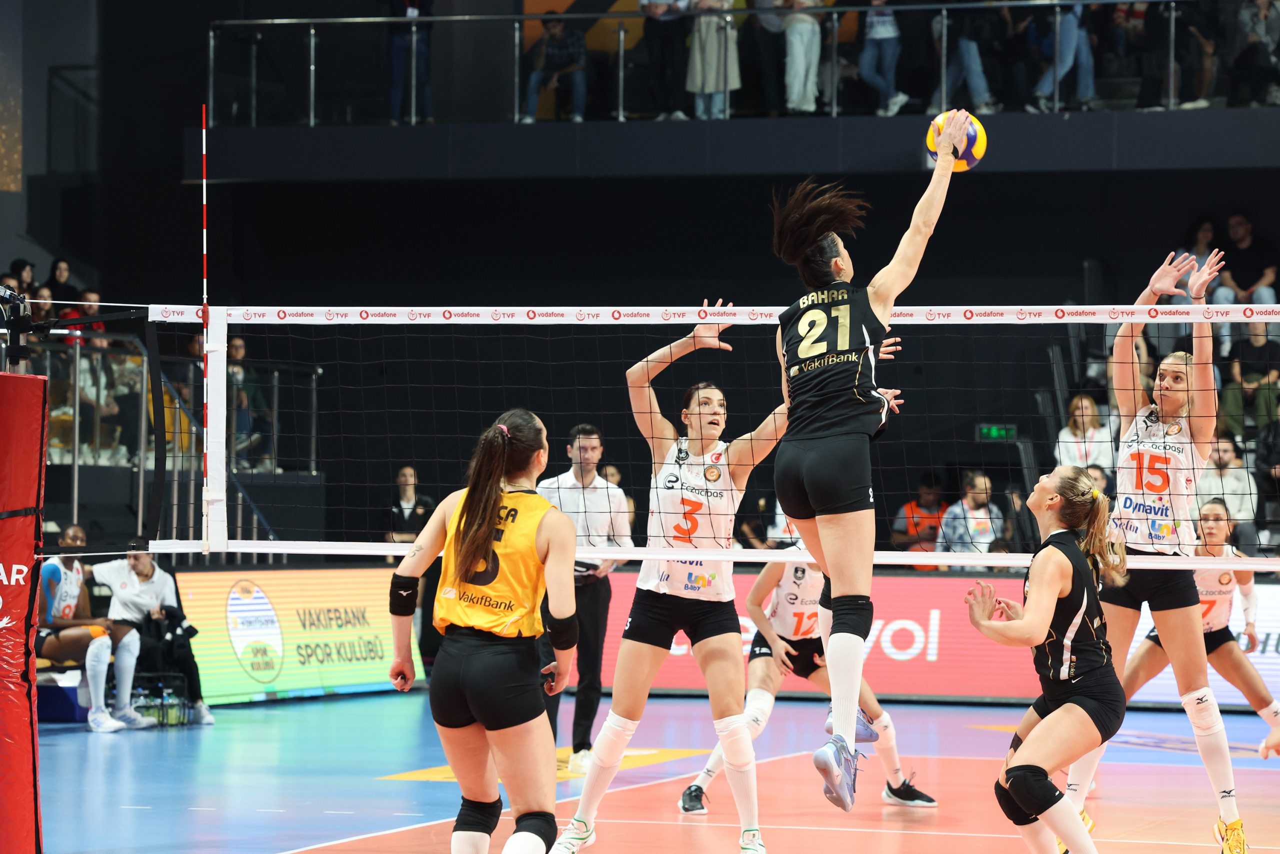 VakıfBank, derbide zaferi 3-0 ile aldı (1)
